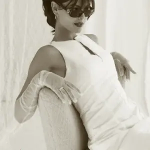 Kurzes Brautkleid „Cassis“ aus Mikado, sitzend und seitlich lehnend