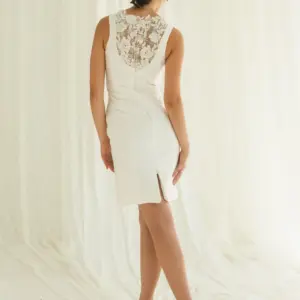 Rückenansicht des kurzen Brautkleids „Cassis“ aus Mikado mit Spitzenrücken