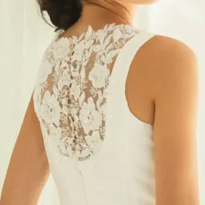 Detailaufnahme des Spitzenrückens vom kurzen Brautkleid „Cassis“