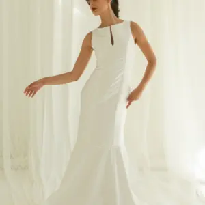 Langes Cassis Etuikleid aus Mikado mit Volant und Schleppe – Vorderansicht