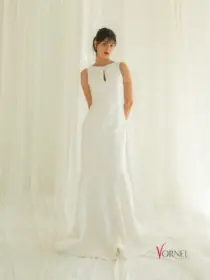 Langes Cassis Etuikleid aus Mikado mit Spitzenrücken – Frontansicht im Stehen