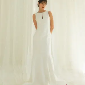 Langes Cassis Etuikleid aus Mikado mit Spitzenrücken – Frontansicht im Stehen