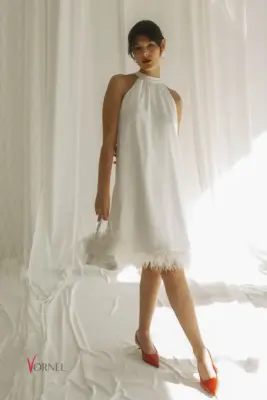 Vorderansicht des kurzen Brautkleides NANTES aus Crêpe-Satin mit Federbesatz