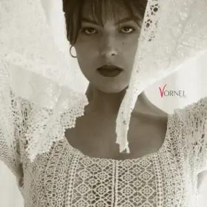 Detailaufnahme der Trompetenärmel aus Spitze – Close-up Portrait