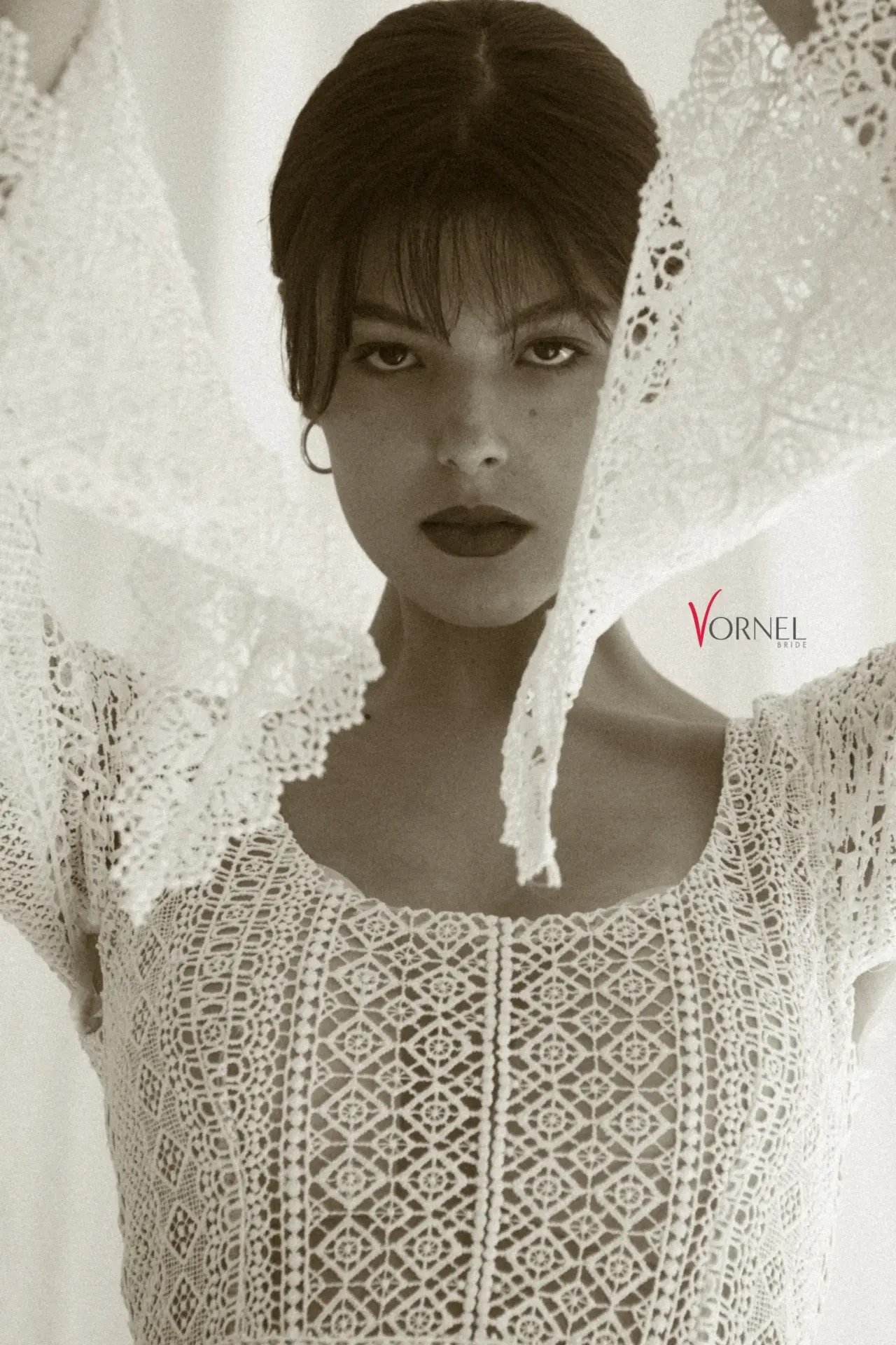 Detailaufnahme der Trompetenärmel aus Spitze – Close-up Portrait