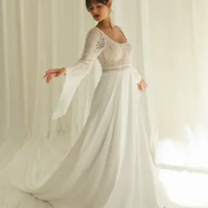 Brautkleid mit abknöpfbaren Trompetenärmeln – Frontansicht