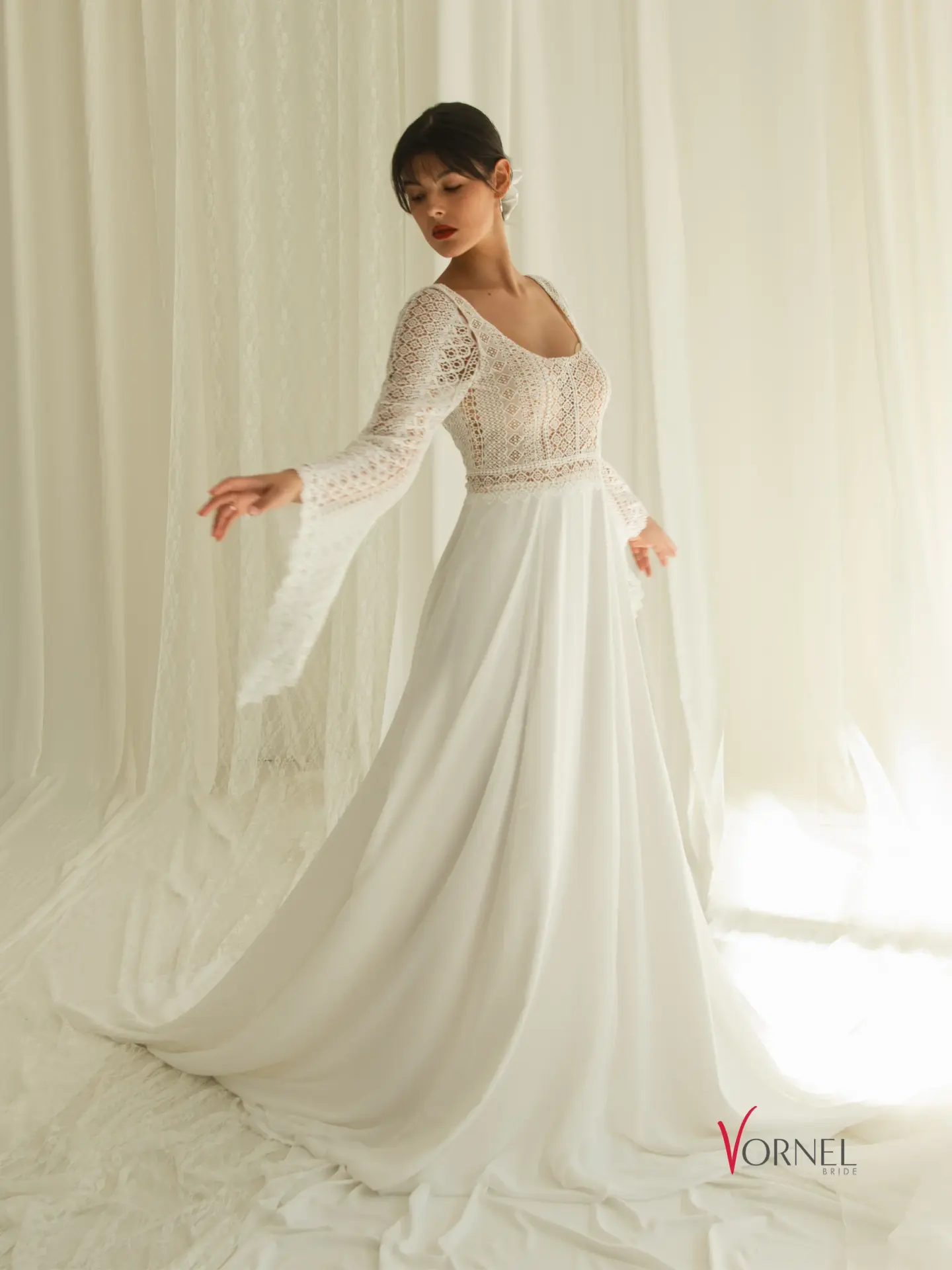 Brautkleid mit abknöpfbaren Trompetenärmeln – Frontansicht