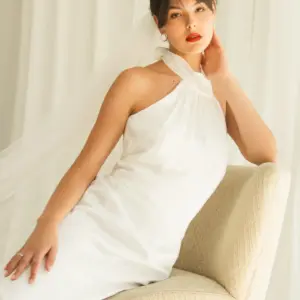 AVIGNON Fit and Flair Brautkleid aus Crêpe-Satin – sitzend mit Hand am Gesicht – Vornel Bride