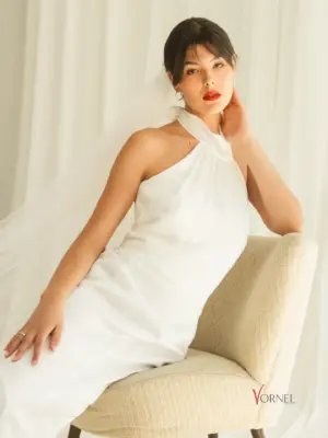 AVIGNON Fit and Flair Brautkleid aus Crêpe-Satin – sitzend mit Hand am Gesicht – Vornel Bride