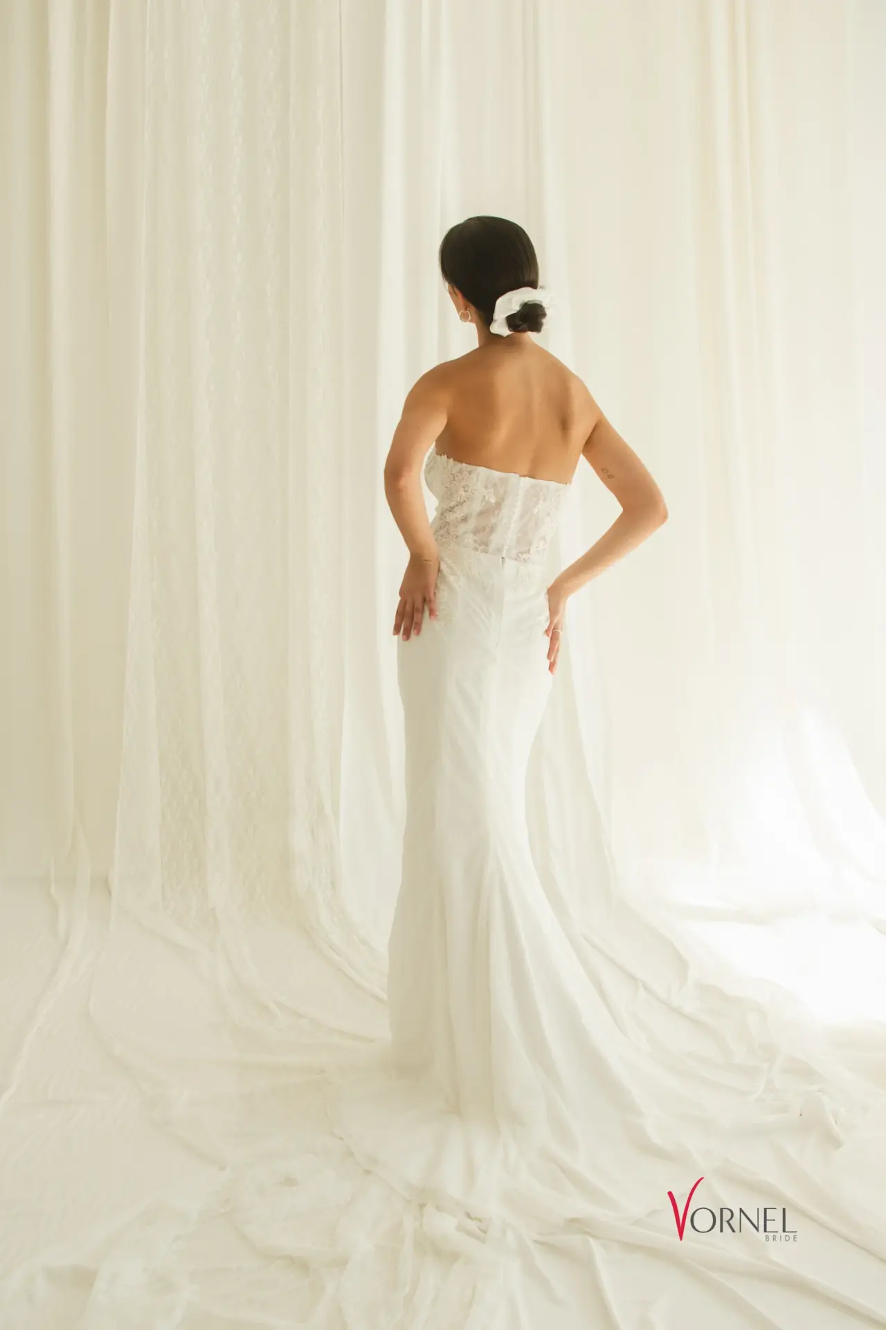 Brautkleid Paris aus Microsatin und Spitze, Rückenansicht mit langer Schleppe