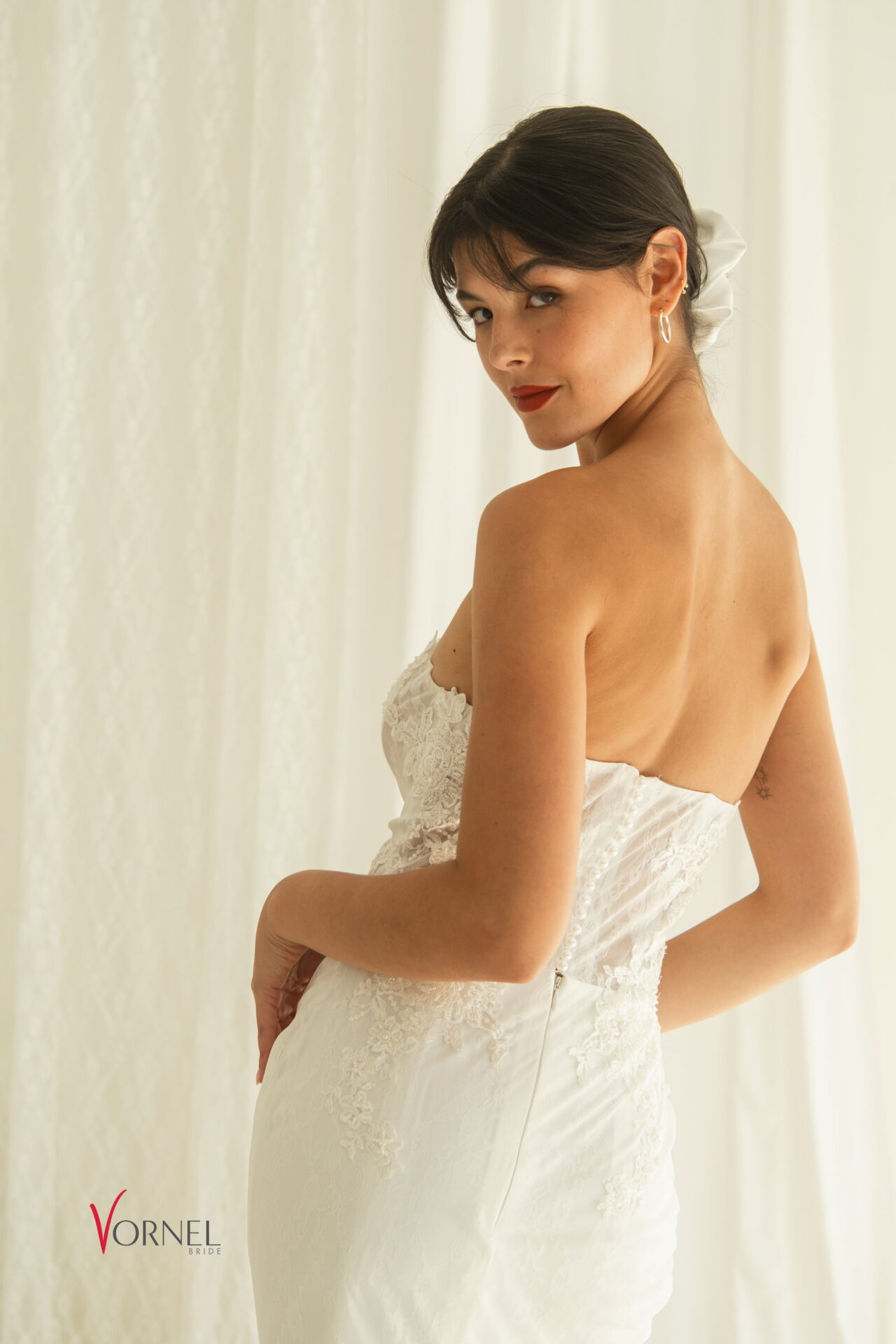 Brautkleid Paris aus Microsatin und Spitze, rückenfrei, Detailansicht