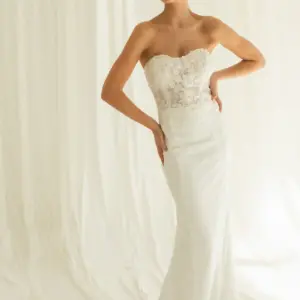 Brautkleid Paris aus Microsatin und Spitze, klassische Vorderansicht