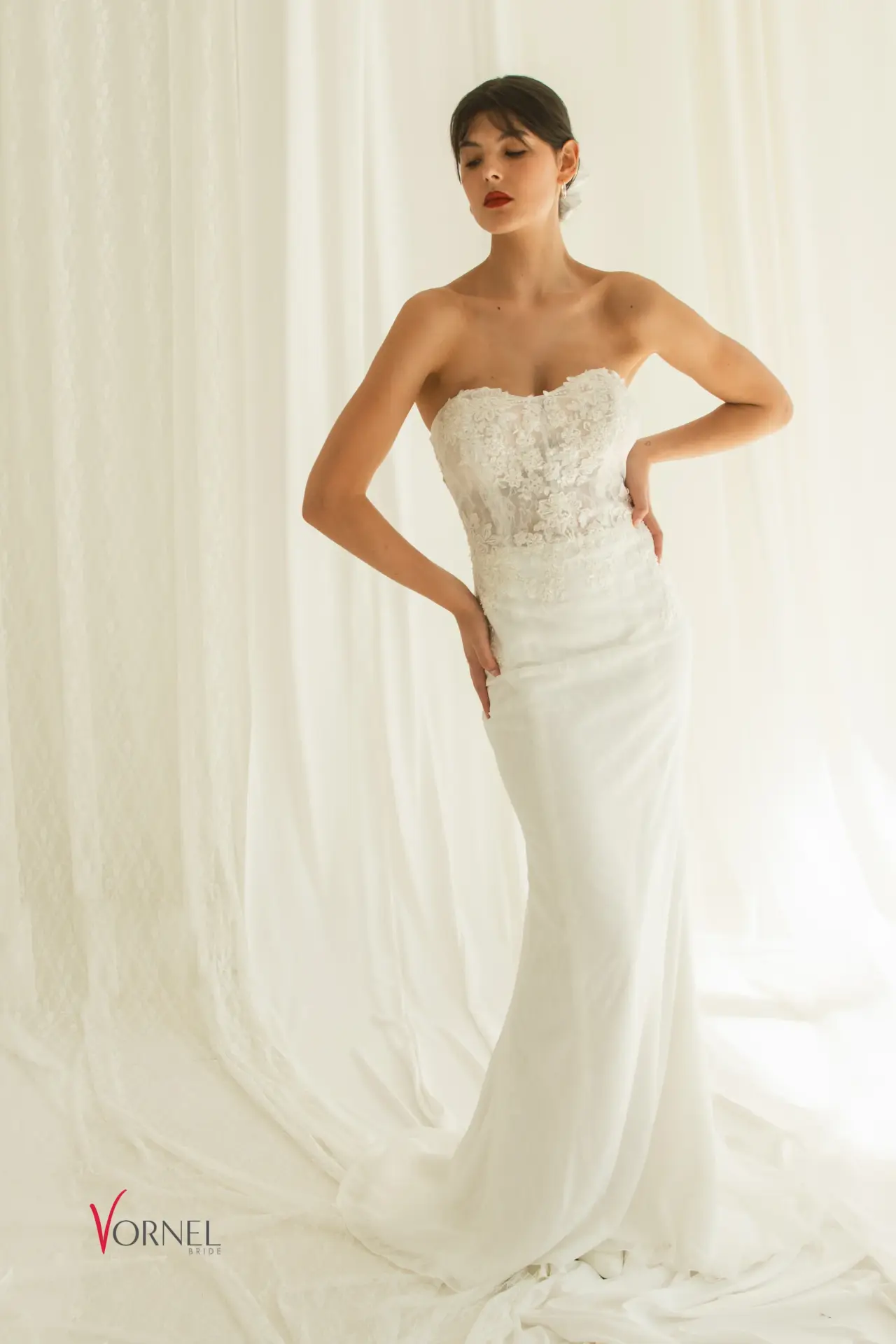 Brautkleid Paris aus Microsatin und Spitze, klassische Vorderansicht