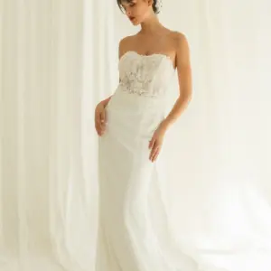 Brautkleid Paris aus Microsatin und Spitze, Vorderansicht mit Schleppe