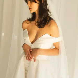 Brautkleid aus Mikado mit Überrock Dijon in Dreiviertelansicht