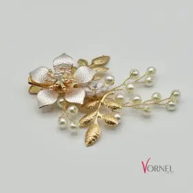 Goldfarbener Haarclip mit Blüte und Perlen auf weißem Hintergrund – Vornel Bride