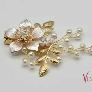 Detailansicht goldener Haarclip mit Blüte und Perlen – Vornel Bride