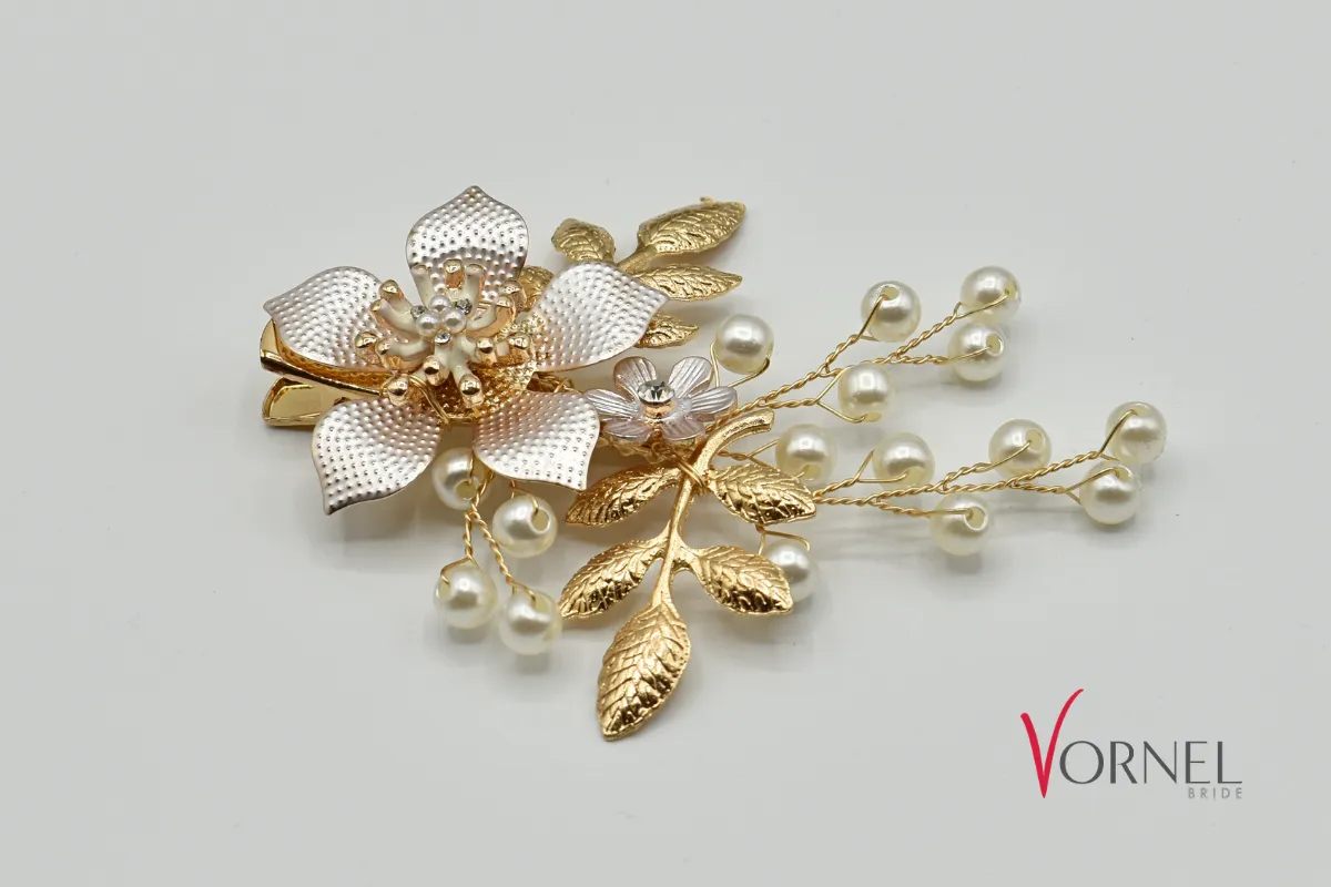 Detailansicht goldener Haarclip mit Blüte und Perlen – Vornel Bride