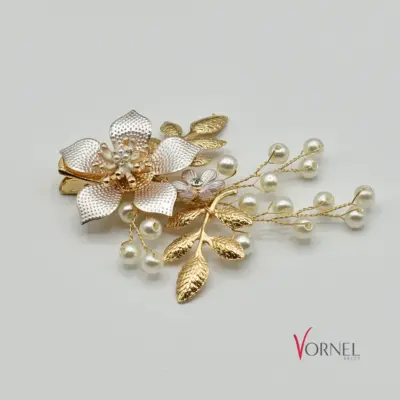 Goldfarbener Haarclip mit Blüte und Perlen auf weißem Hintergrund – Vornel Bride
