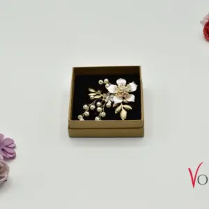 Haarschmuck mit Blüte und Perlen in Geschenkbox mit Blumen – Vornel Bride