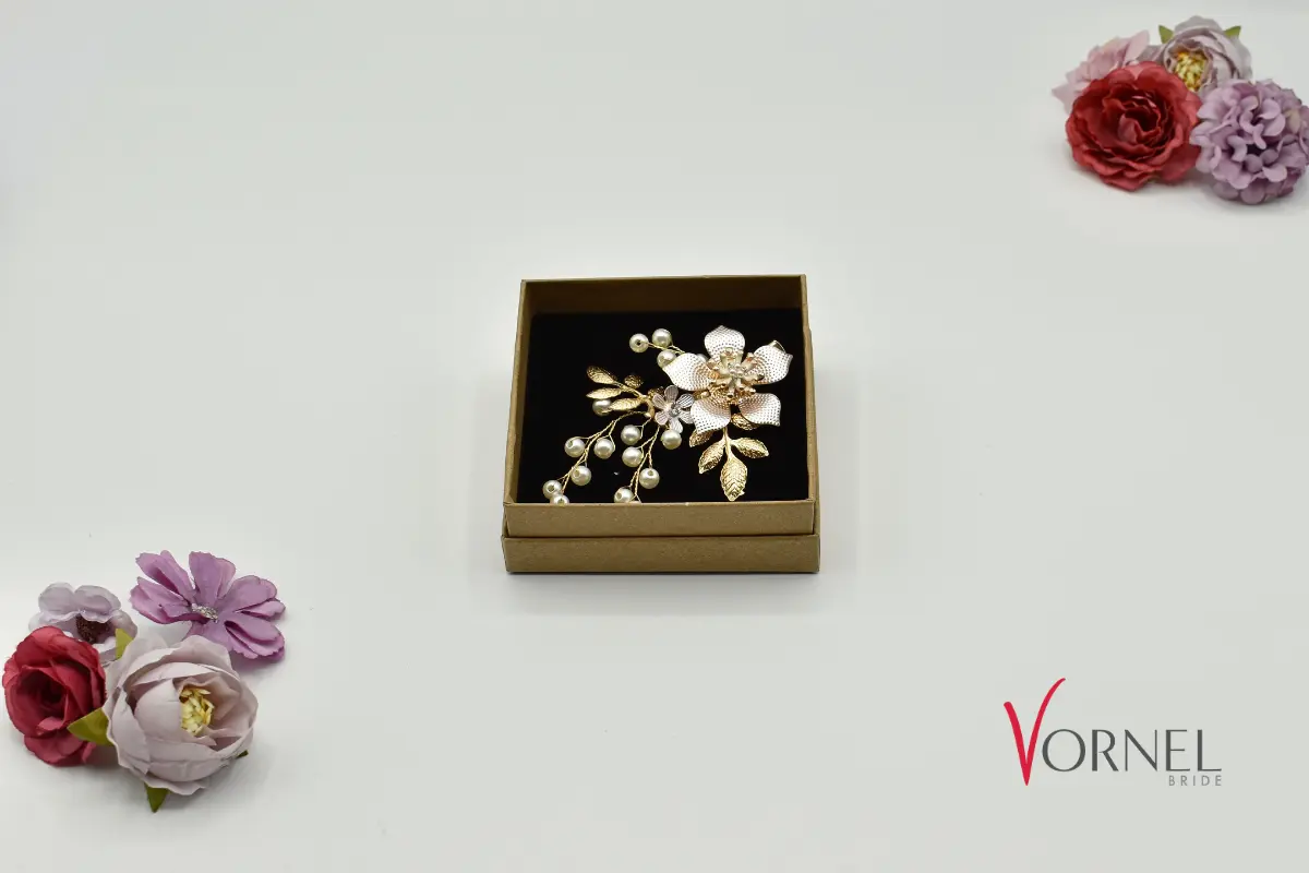 Haarschmuck mit Blüte und Perlen in Geschenkbox mit Blumen – Vornel Bride