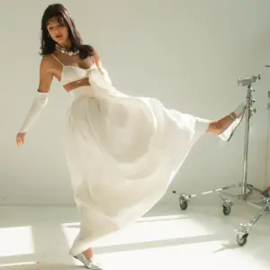 Brautrock Le Mans in Bewegung – elegantes Mikado-Design