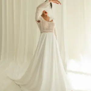 Lille Boho Brautkleid mit Trompetenärmeln in Bewegung