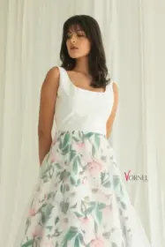 Vorderansicht des Brautkleids Lille Fleur aus Mikado, floralem Crêpe und Organza