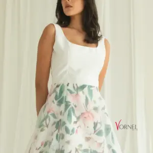 Vorderansicht des Brautkleids Lille Fleur aus Mikado, floralem Crêpe und Organza