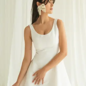 Seitliche Vorderansicht vom Brautkleid NIZZA in A-Linie aus Mikado