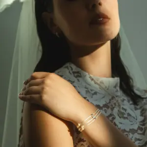 Spitze Oberteil Nimes für moderne Brautlooks von Vornel