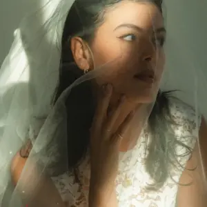 Closeup vom Spitzentop Nimes für moderne Brautmode