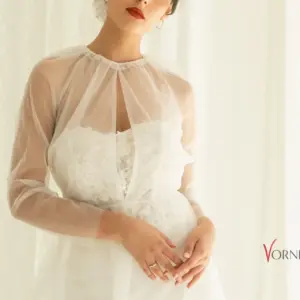 Brautkleid Paris mit Spitze kombiniert mit Rennes Überkleid