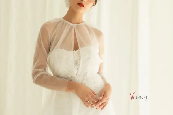 Brautkleid Paris mit Spitze kombiniert mit Rennes Überkleid