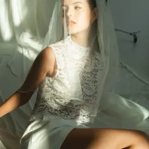 Brautoutfit mit Reims Shorts, Spitzenoberteil und Schleier