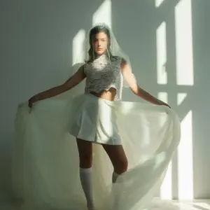 Zweiteiler Brautmode mit La Rochelle Überrock aus Tüll