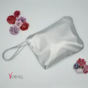 Silberne Brauttasche aus Satin, ca. 26 x 20,5 cm – Vornelbride