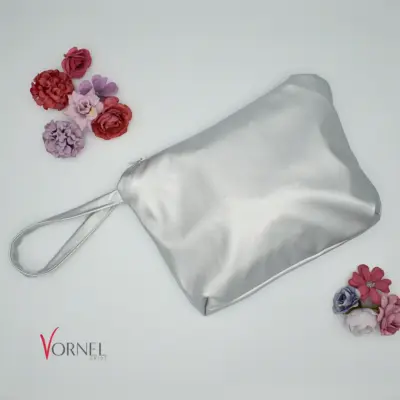 Silberne Brauttasche aus Satin, ca. 26 x 20,5 cm – Vornelbride