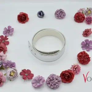 Brautgürtel Silber glänzend XL (42) – im Blumenkranz – Vornelbride