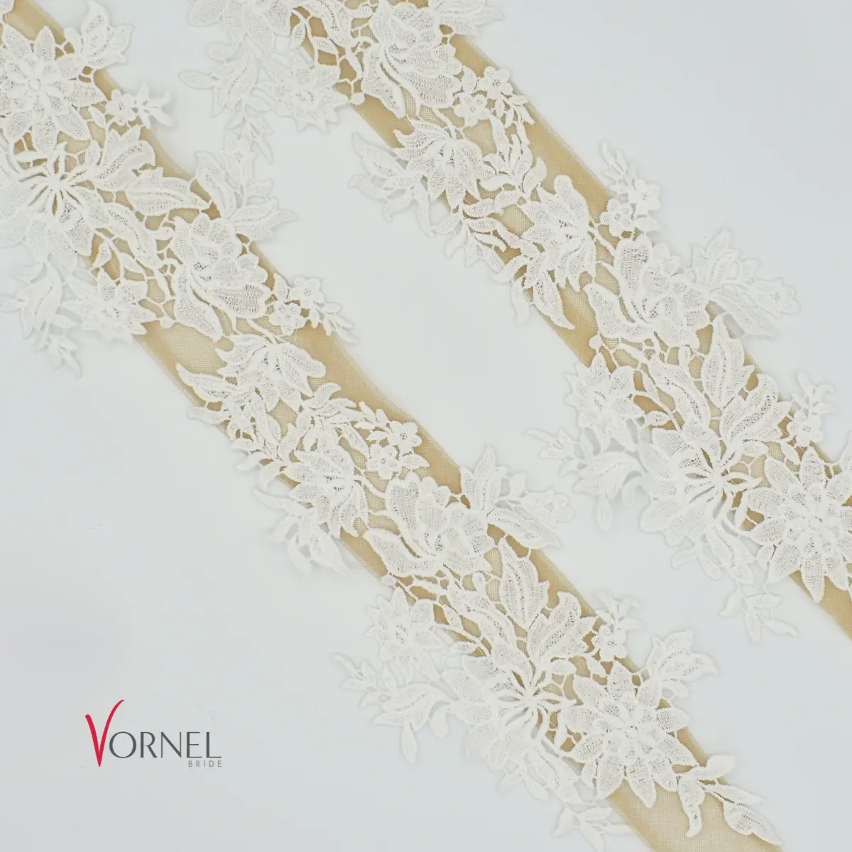 Carmen-Träger Spitze – Dichtes Blumenmuster – 50,5 × 5,8 cm – flach ausgelegt – Vornelbride