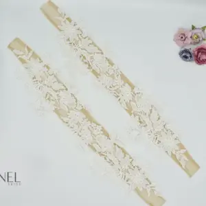 Carmen-Träger Spitze – Dichtes Blumenmuster – mit Blumen dekoriert – Vornelbride