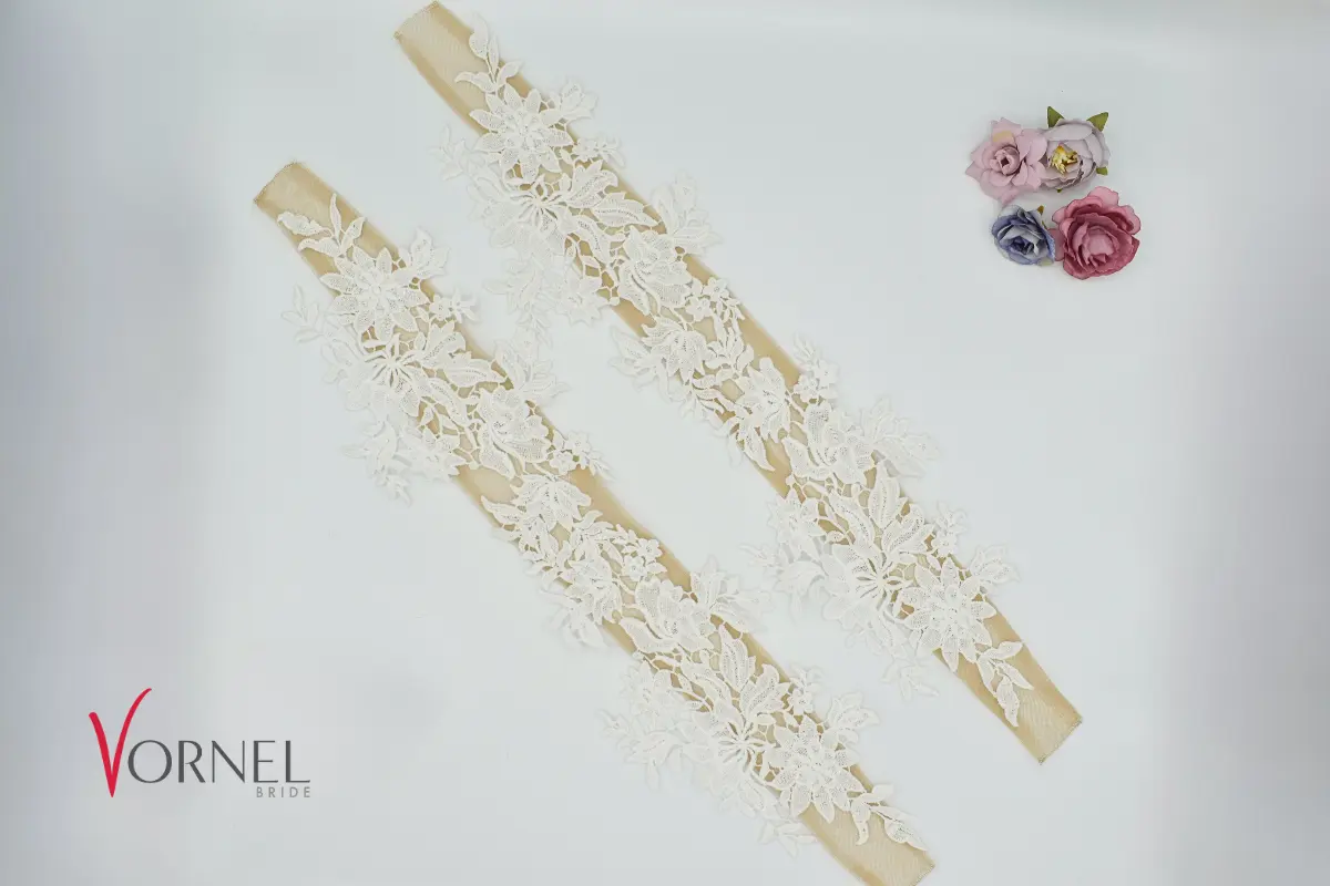 Carmen-Träger Spitze – Dichtes Blumenmuster – mit Blumen dekoriert – Vornelbride