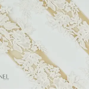 Carmen-Träger Spitze – Dichtes Blumenmuster – Detailansicht – Vornelbride