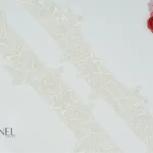 Carmen-Träger Spitze – Große Blütenornamente – mit Blumen dekoriert – Vornelbride