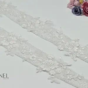 Carmen-Träger Spitze – Schmale Blütenranken – Detailansicht Muster – Vornelbride