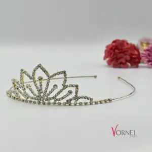 Diadem in Goldoptik mit funkelnden Strasskristallen – Vornelbride
