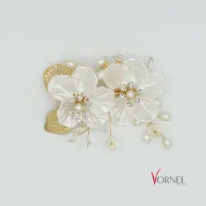 Goldfarbene Haarklammer mit Kunststoffblüten, Perlen und Kristallen – Vornelbride