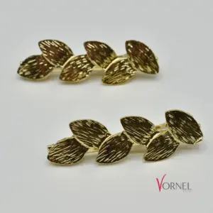 Zwei goldfarbene Haarklammern mit Blätter-Design auf weißem Hintergrund – Vornelbride