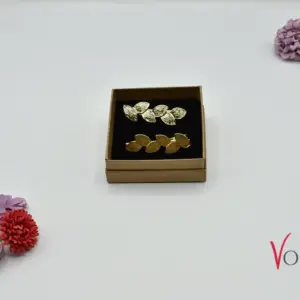 Goldfarbene Haarklammern mit Blätter-Design in Geschenkbox, dekoriert mit Blumen – Vornelbride