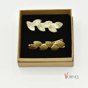 Detailaufnahme goldfarbene Haarklammern mit Blätter-Design in Box – Vornelbride
